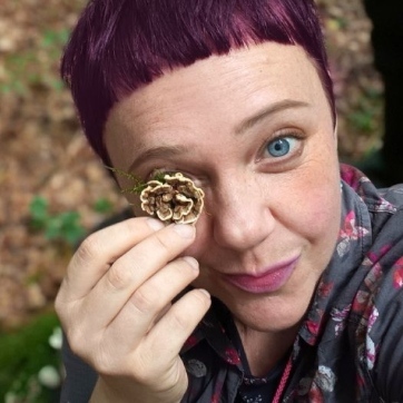 uczestniczka kursu szkoły dendrologii z materiałem przyrodniczym